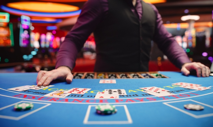 Table de blackjack avec les places des joueurs et les zones de mise